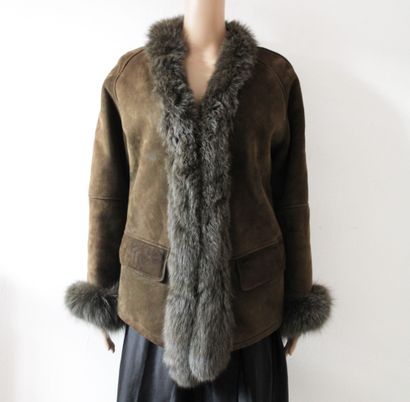 null OTTIMO, Shearling coat, fur collar, some stains, 
Estimated size 38/40