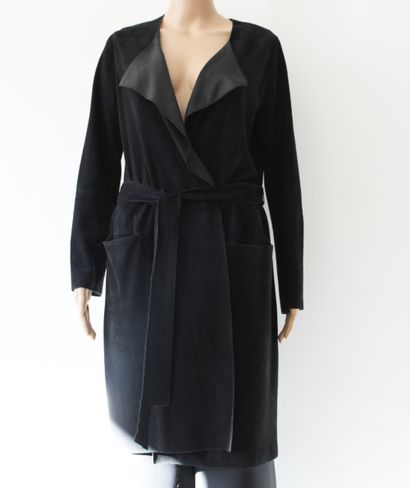 null Black suede jacket, with belt, traces of use
Estimated size 38