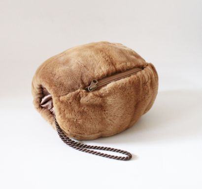 null Light brown shaved mink muff, one pocket and cord
26 x 24 cm