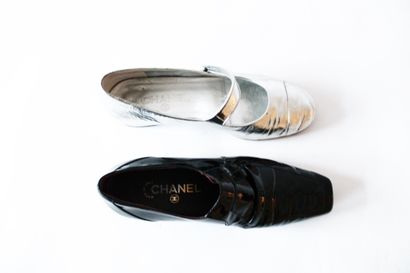 null CHANEL, Lot of two pairs of shoes, including a pair of black patent leather...