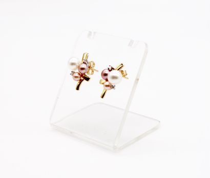 null *Pair of earrings in yellow and white gold 750, cross design set with three...