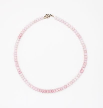 null *Necklace of pink opal beads, 925 sterling silver clasp, 
length 43 cm, weight...