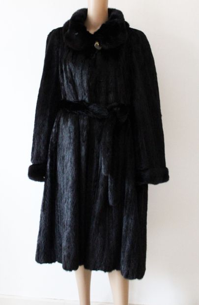 null Long coat in blackglama mink, with belt, button and hook fastening
Size L