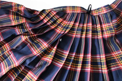null BURBERRY'S, Long kilted pleated skirt in wool with tartan pattern, small tear...