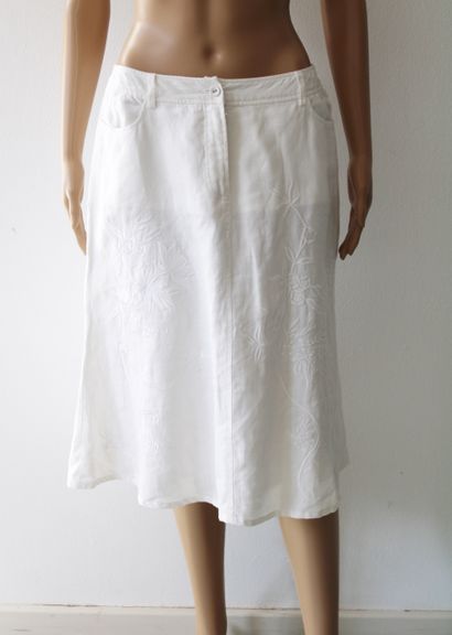 null Lot of 5 long skirts with floral motifs and plain white (one embroidered with...