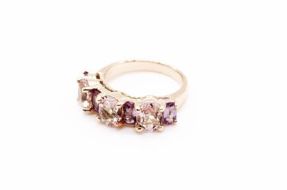 null *375 yellow gold ring set with oval-cut morganites (total approx. 2.8 cts),...