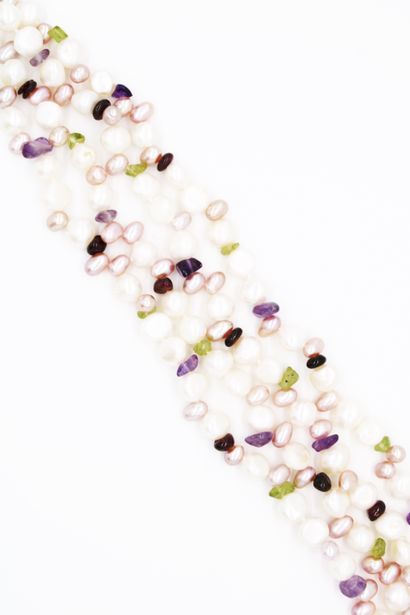 null *4 strands of white and pink pearls set with hard stones, metal rudder clasp,...