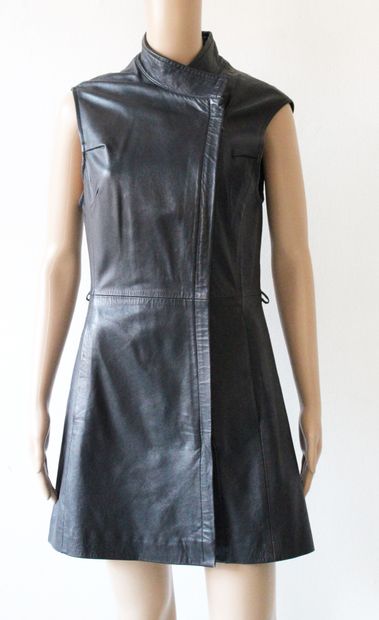 null GIOVANNI, Black leather dress, American armholes, leather slightly marked
Estimated...