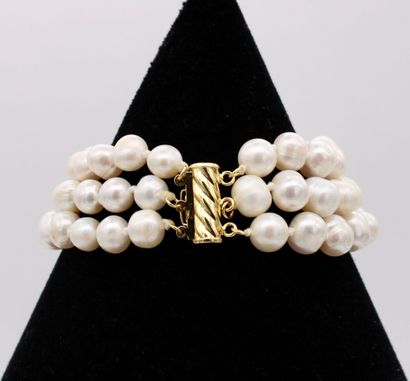 null Three-row pearl bracelet with gold-plated clasp