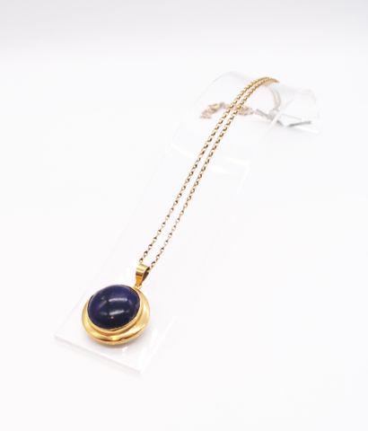 null Pendant in yellow gold 750 set with a cabochon of lapis lazuli, on a yellow...