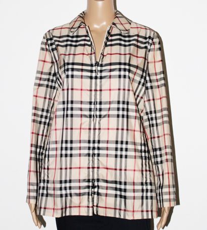 null BURBERRY, Short raincoat, brand motif, double zip closure, one stain on shoulder
Estimated...