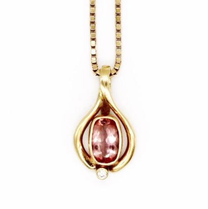 null Pendant in yellow gold 750 set with a faceted oval-cut pink tourmaline, finished...