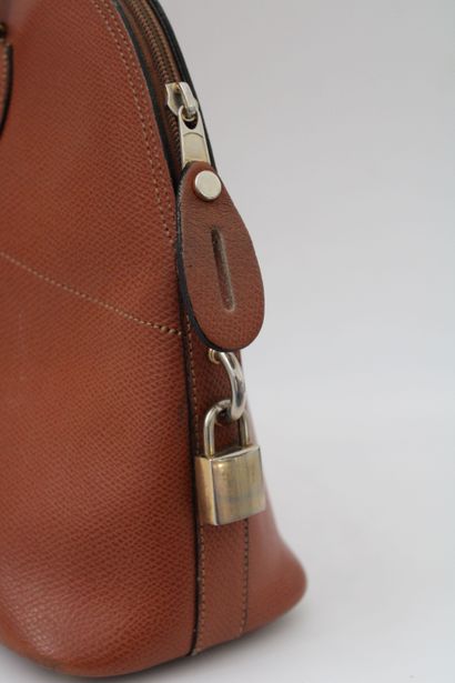 null Brown leather "bolide" style handbag, hand and shoulder strap, with padlock...