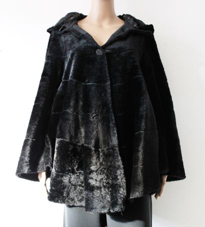 null Black sheepskin coat, large removable hood, gored, buttons missing, worn
Size...