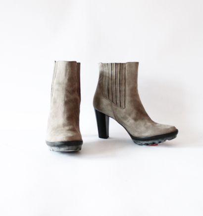 null BONGENIE GRIEDER, Pair of grey suede heeled boots, traces of use
Estimated size...