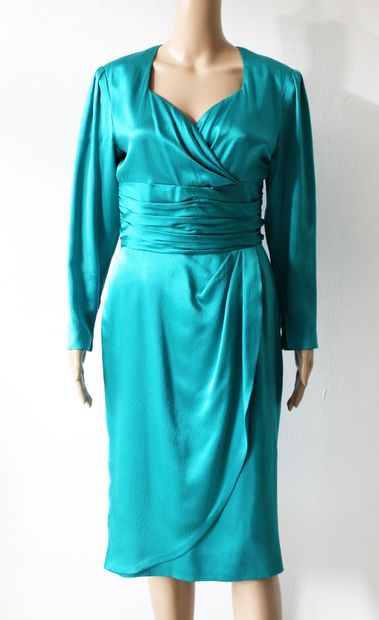 null Lot of two turquoise silk dresses, one cocktail dress, traces of use
Size 12,...
