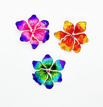 null *Set of 3 enameled 925 silver brooches, flower design, 
width 3 cm, gross weight...