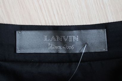 null LANVIN, Navy blue wool skirt, embroidered with two pearl and felt motifs stylizing...
