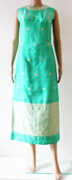 null WILLAMY, Indian tunic and long dress in green silk embroidered with gold thread,...