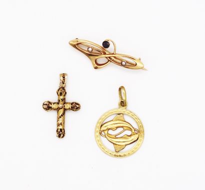 null Lot comprising a pendant and a brooch, in yellow gold 750, the stone on the...