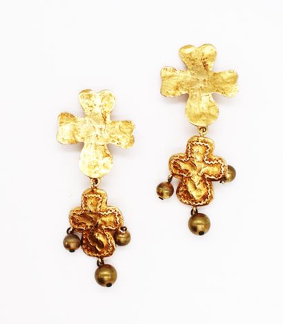 null Christian LACROIX, Pair of fancy gilded metal clips in the form of crosses with...