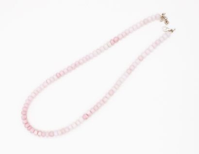 null *Necklace of pink opal beads, 925 sterling silver clasp, 
length 43 cm, weight...