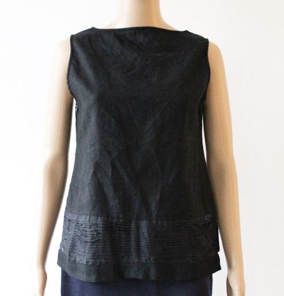 null Set of two tops, one in embroidered tulle, the other in black linen
Size 38