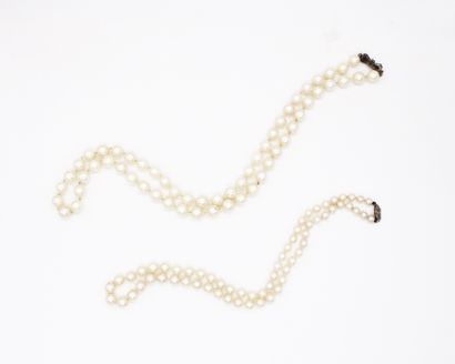 null Two cultured pearl necklaces, one with a 375 gold clasp, the other with a silver...