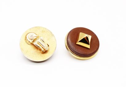 null HERMES, Pair of round Médor-style clip-on earrings in gilded metal and brown...