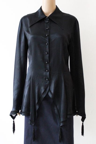 null Emanuel UNGARO, Long flared blouse in black silk and lace, sleeves finished...