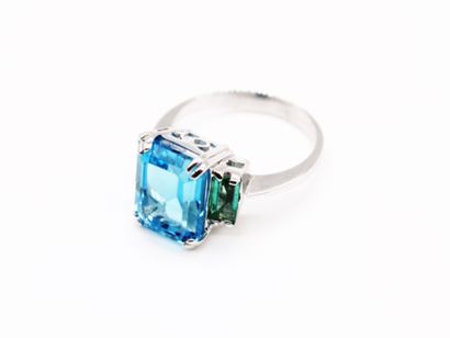 null *375 white gold ring set with an emerald-cut blue topaz (total 6.3 cts) flanked...