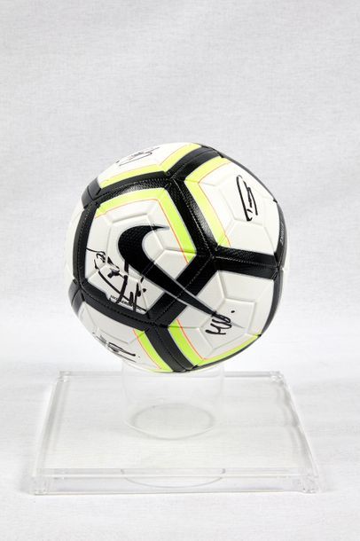 ÉQUIPE DE FRANCE DE FOOTBALL Ballon de football en cuir de marque NIKE.
Signé au...