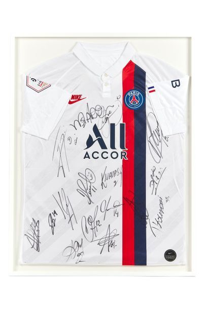 PARIS SAINT GERMAIN Maillot de football de marque NIKE, de couleur blanche.
Signé...