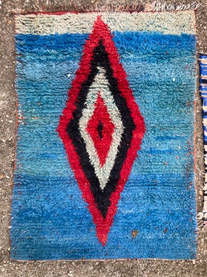 null Deux tapis : 
Un fond bleu à motif losangique rouge et noir. 
122 x 86 cm. 
Un...