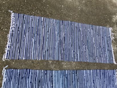 null Trois tapis en coton à fond bleu. 
199 x 76 cm pour deux. 
143 x 62 cm.
