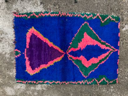 null Tapis fond bleu et deux motifs polychromes vert et rose. 
141 x 100 cm.