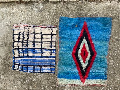 null Deux tapis : 
Un fond bleu à motif losangique rouge et noir. 
122 x 86 cm. 
Un...
