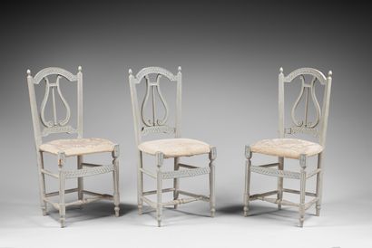 null Suite de trois chaises en bois laqué gris à dossier lyre, pieds antérieurs fuselés...