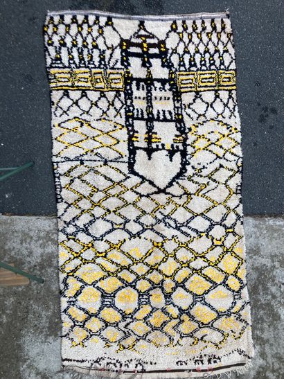 null Tapis fond beige à motifs losangiques noirs et jaunes. 
290 x 150 cm.