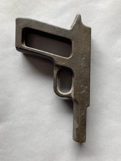 null Presse papier en bronze à patine brune figurant un pistolet. 
Long. 19 cm. H....