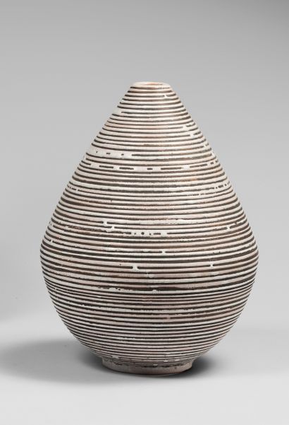 PRIMAVERA PRIMAVERA
Vase tronconique à base renflée en céramique, à filet émaillé...