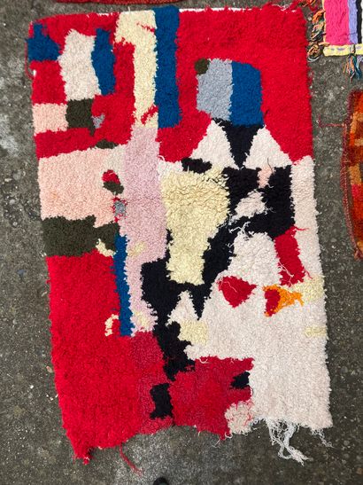 null Quatre tapis : 
Un fond rouge à motifs verts roses et bleus. 
82 x 57 cm. 
Un...