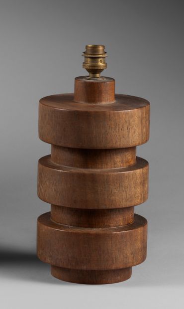 TRAVAIL FRANÇAIS TRAVAIL FRANÇAIS
Lampe cylindrique en bois à décor de trois anneaux.
Haut....