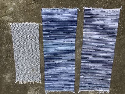 null Trois tapis en coton à fond bleu. 
199 x 76 cm pour deux. 
143 x 62 cm.