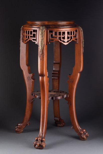 Gabriel VIARDOT (1830-1906) SELLETTE de style sinisant 
La ceinture ajourée à motifs... Gazette Drouot