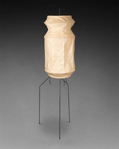 Isamu NOGUCHI (1904-1988) Lampe sur piètement tripode 
Serie Akari (c. 1955)
Papier... Gazette Drouot