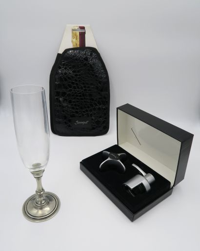 null 
Set including: 1 Screwpull cooling sleeve, 4 glass champagne flutes, pewter...