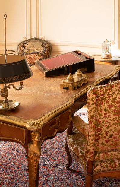  Bureau de style Louis XV, dans le goût de Charles Cressent, 

en placage, ornementations... Gazette Drouot