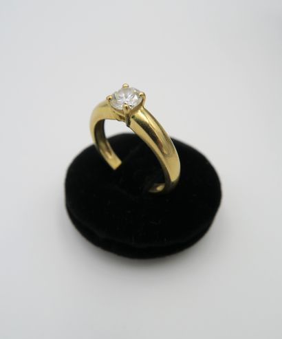 null Solitaire ring in 18K (750°/00) yellow gold set with a diamond weighing approx....