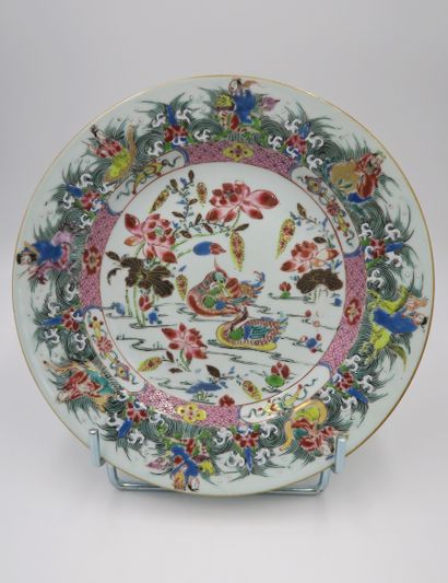 null Trois assiettes en porcelaine famille Rose et Imari chinois, Chine, époque Kangxi...